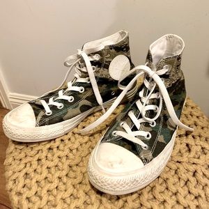 Converse high top sneakers Men’s size 5/Women’s size 6.5
